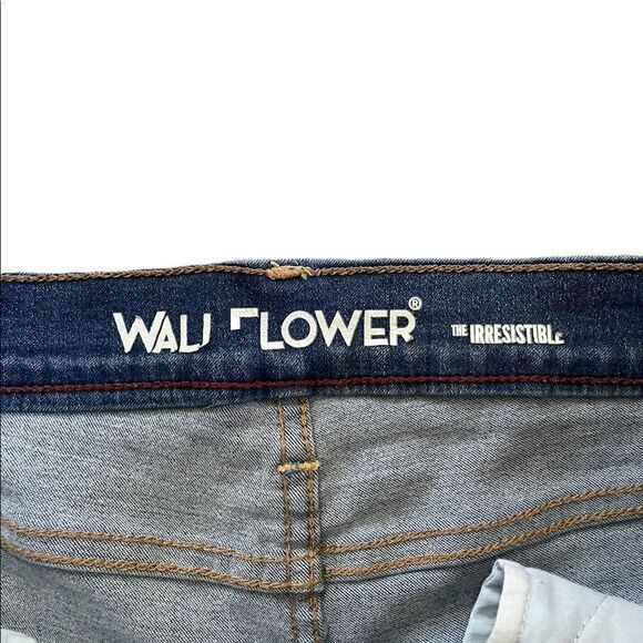 WALLFLOWER Jean Shorts Size 11 - Picture 2 of 5